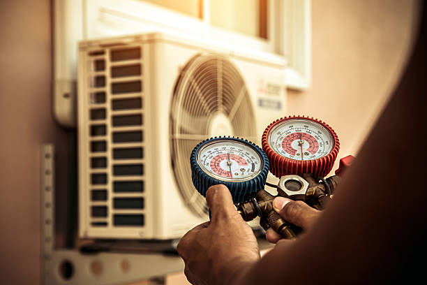 Professional Air Conditioning Service technician working in Oak Ridge, FL